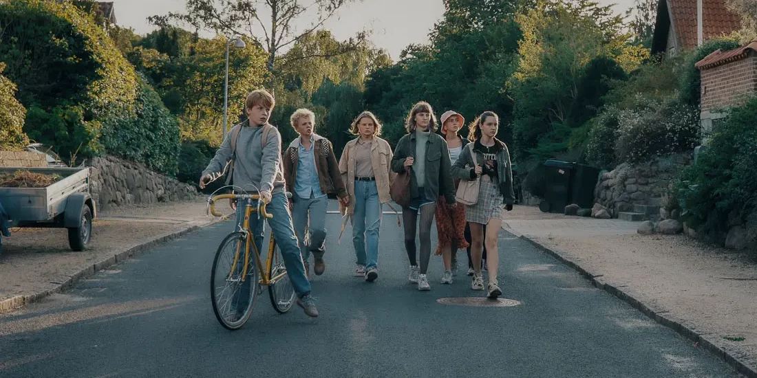 NICHTS - Was im Leben wichtig ist - Gruppe Jugendlicher, spazieren auf der Straße, ein Junge fährt Fahrrad, 6 Jugendliche, lässig gekleidet